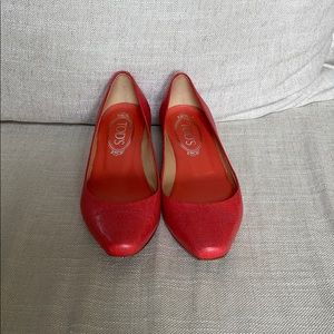 TOD’S coral color pumps